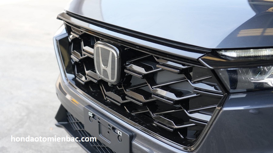 Thiết kế mặt ca lăng mới với tích hợp cam trước dưới logo của honda crv 2023 