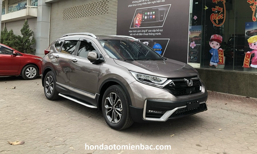 một xe CRV 2023 đã lắp bậc lên xuống và giá nóc cao, viền che mưa