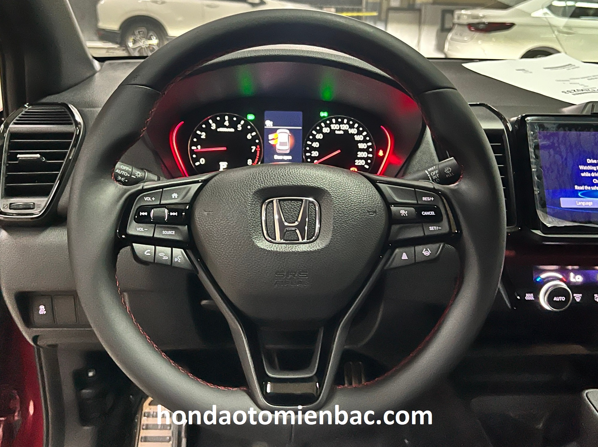 honda city 2023 vô lăn bọc da kết hợp chỉ đỏ của bản RS