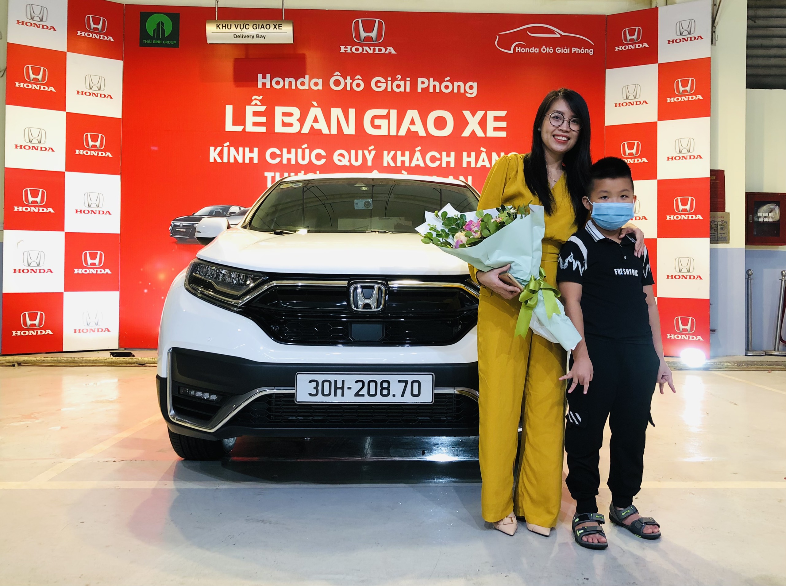 Giao xe honda crv cho khách hàng