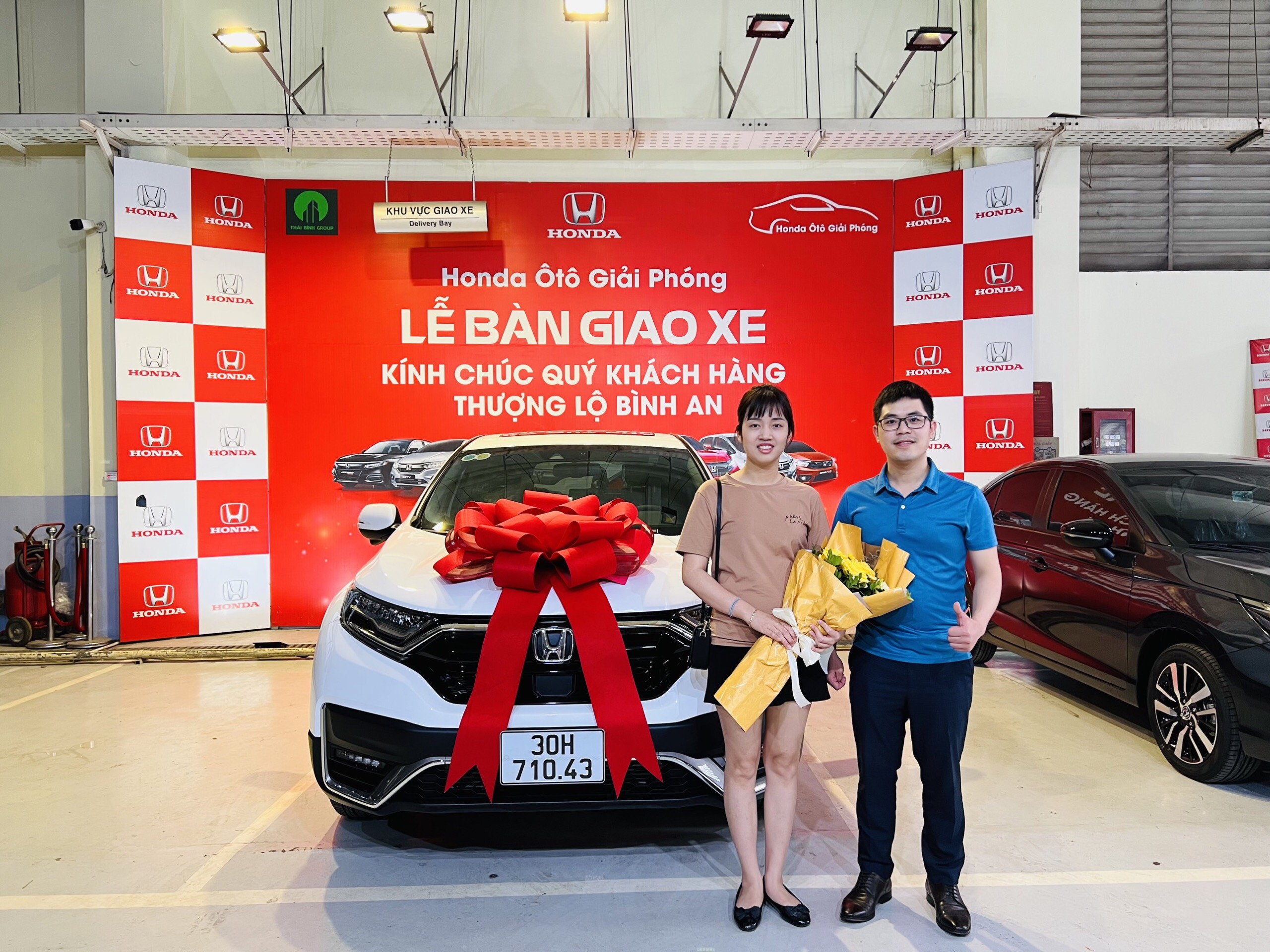 Giao xe honda crv cho khách hàng